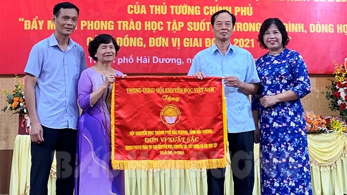 Hội khuyến học thành phố Hải Dương đón nhận cờ thi đua xuất sắc của Trung ương hội Khuyến học Việt Nam